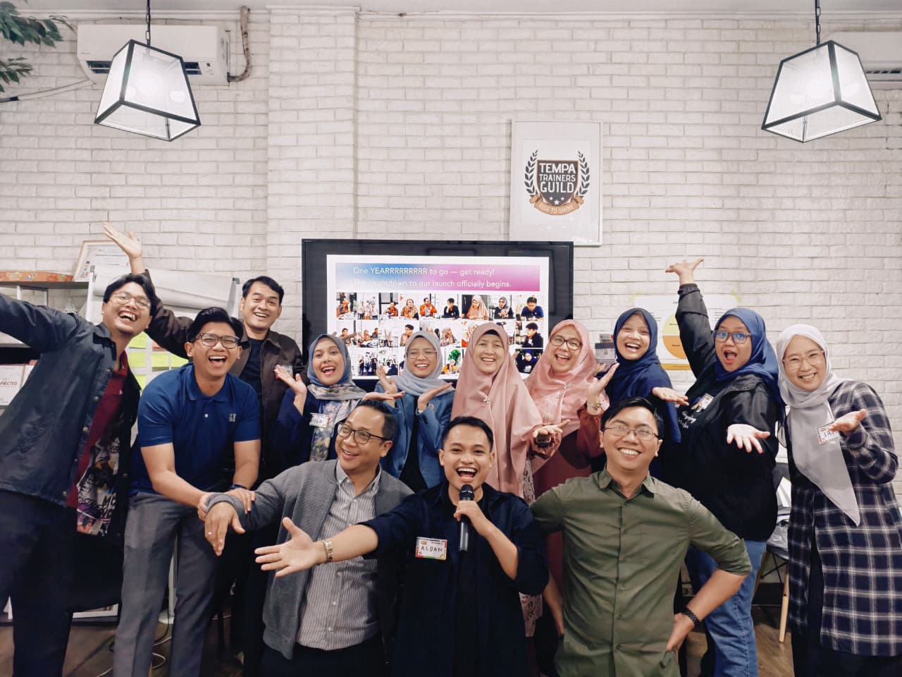 Komunitas merayakan sesi belajar bersama