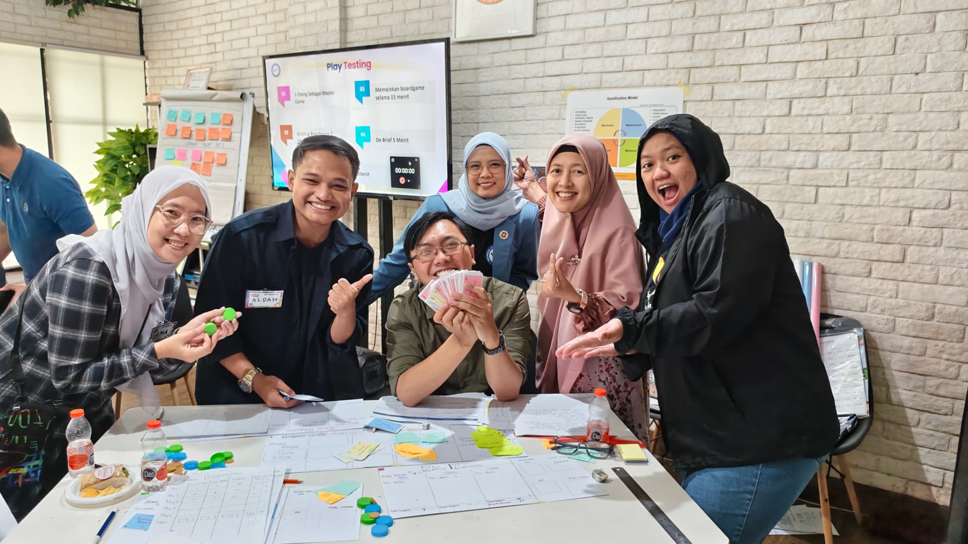 Peserta bermain board game pembelajaran
